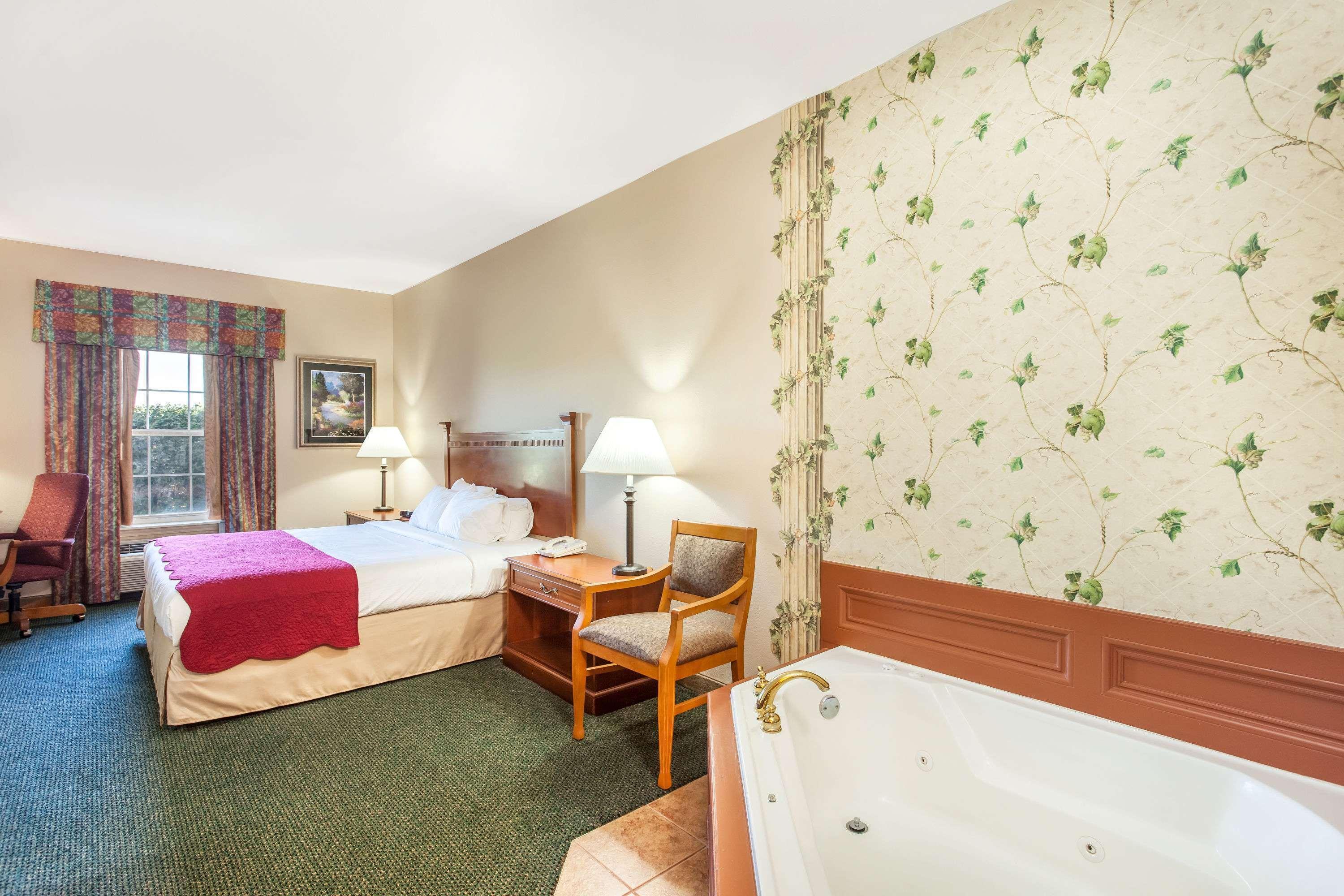 Ramada By Wyndham Sparta/At Speedway Kültér fotó